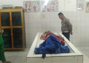 Jasad korban Jhon Paul Naibaho saat di visum diruangan jenajah RSUD dr Djasamen Saragih Kota Siantar