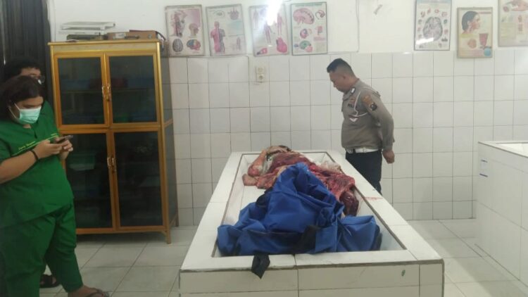 Jasad korban Jhon Paul Naibaho saat di visum diruangan jenajah RSUD dr Djasamen Saragih Kota Siantar