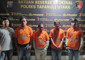 Empat pelaku pencuri alat berat jenis backhoe loader yang ditangkap Polres Taput. (Foto Ist)