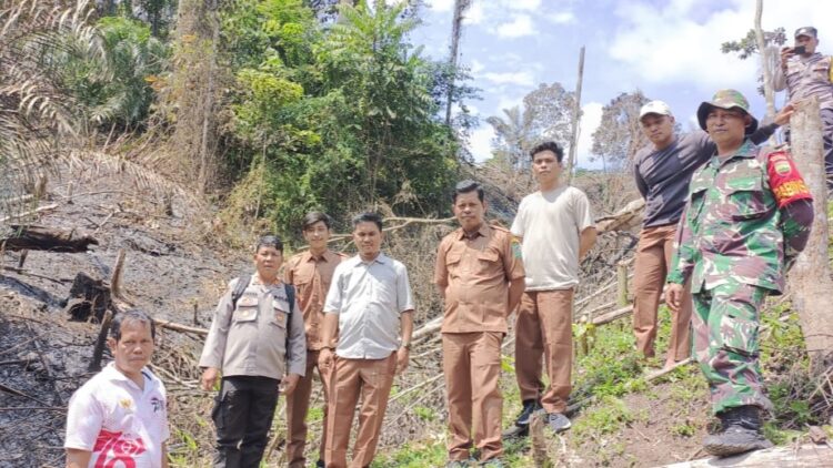 Kapolsek Silau Kahean Turun Langsung Cegah Kebakaran Lahan di Hutan Register Nagori Asih