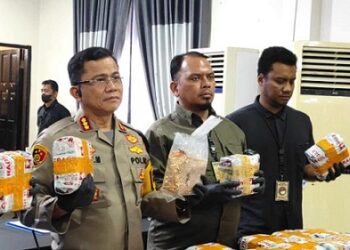 Kapolrestabes Medan, Kombes Teddy Jhon Sahala Marbun memaparkan hasil tangkapan 53 Kg shabu. (Foto Ist)