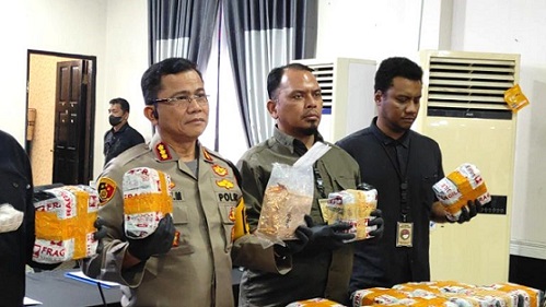 Kapolrestabes Medan, Kombes Teddy Jhon Sahala Marbun memaparkan hasil tangkapan 53 Kg shabu. (Foto Ist)