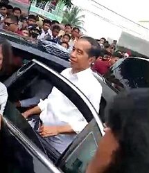 Presiden Republik Indonesia (RI) Ir. Joko Widodo (Jokowi) disambut ribuan pelajar saat datang ke Kota Tebing Tinggi