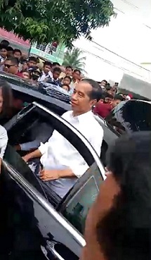 Presiden Republik Indonesia (RI) Ir. Joko Widodo (Jokowi) disambut ribuan pelajar saat datang ke Kota Tebing Tinggi