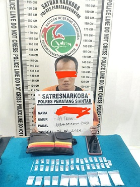 Bandar (BD) narkoba, DS alias Cak Leng dan barang bukti sudah diamankan Sat Resnarkoba Polres Siantar