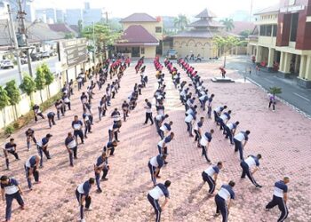 Kapolres Tanjung Balai AKBP Yon Edi Winara SH, SIK, MH dan personil olahraga bersama dengan  Senam Kamtibmas