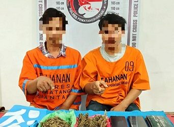 Pelaku SDA dan SD beserta barang bukti sudah diamankan di ruangan pemeriksaan Sat Resnarkoba Polres Siantar