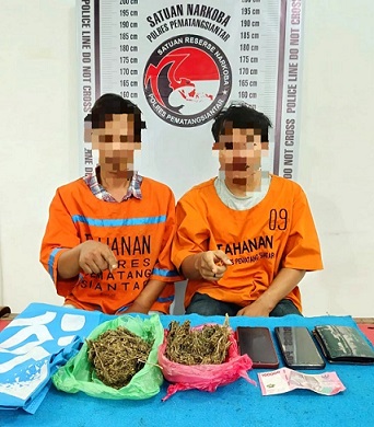 Pelaku SDA dan SD beserta barang bukti sudah diamankan di ruangan pemeriksaan Sat Resnarkoba Polres Siantar
