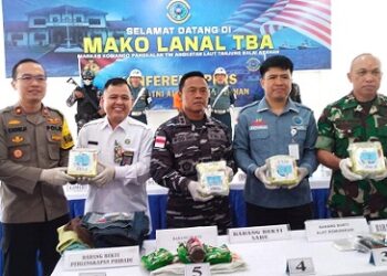 Komandan Lanal TBA Letkol Laut (P) Wido Dwi Nugraha SE, MTr Opsla didamping Kepala BNNP Sumut, Polres Asahan, Kepala Bea Cukai Teluk Nibung, Kepala BNNK Tanjung Balai, Pabung 0208/Ash menunjukkan barang bukti disita dari Pelaku IS