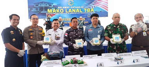 Komandan Lanal TBA Letkol Laut (P) Wido Dwi Nugraha SE, MTr Opsla didamping Kepala BNNP Sumut, Polres Asahan, Kepala Bea Cukai Teluk Nibung, Kepala BNNK Tanjung Balai, Pabung 0208/Ash menunjukkan barang bukti disita dari Pelaku IS