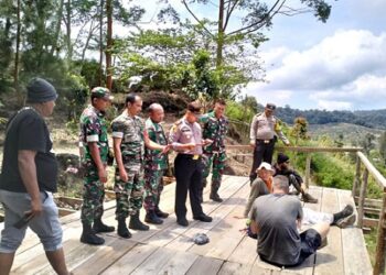 Tiga orang Warga Negara Asing asal Rusia nekat memasuki kawasan zona merah Gunung Sinabung. (Foto Ist)