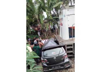 Kereta Api Siantar Express Tabrakan Dengan Mobil Agya