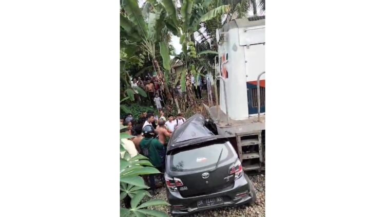 Kereta Api Siantar Express Tabrakan Dengan Mobil Agya