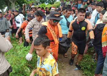 Tim Pos SAR Parapat saat evakuasi jasad korban Robin Simanjorang