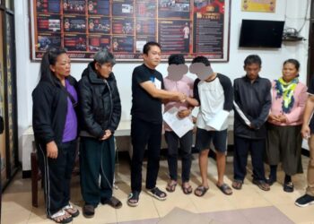 Kedua terlapor saat minta maaf kepada pelapor diruangan SPKT Polsek Siantar Utara
