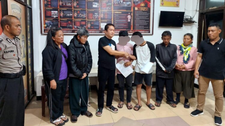 Kedua terlapor saat minta maaf kepada pelapor diruangan SPKT Polsek Siantar Utara