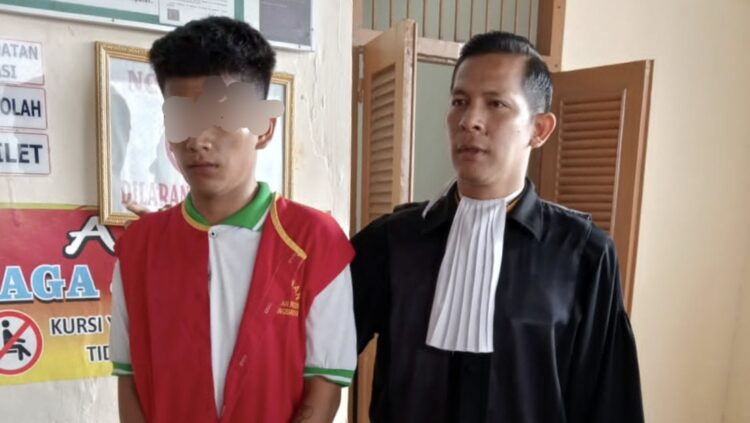 Terdakwa Rikson Fernando Nainggolan didampingi pengacara prodeo Erwin Purba SH, MH usai disidangkan (Foto Ist)