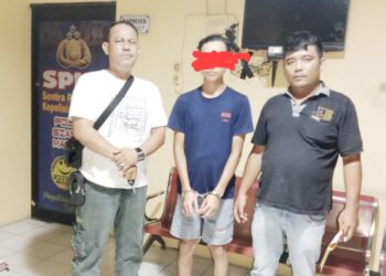 Kanit Reskrim Polsek Siantar Martoba AIPTU Richardo Rajaguk guk S.Sos mengapit pelaku YDD