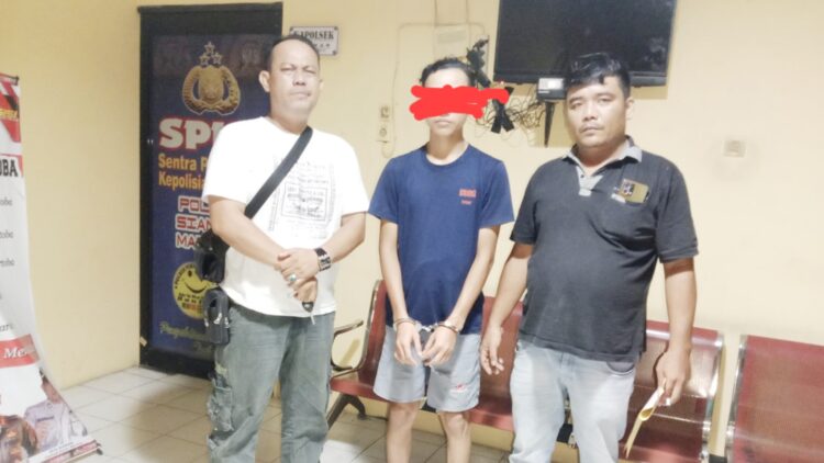 Kanit Reskrim Polsek Siantar Martoba AIPTU Richardo Rajaguk guk S.Sos mengapit pelaku YDD