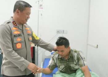 Kapolda Sumut Irjen Pol Agung Setya Imam Effendi jenguk dua personil Dit Resnarkoba Polda Sumut jadi korban penganiayaan saat bertugas menangkap pelaku peredaran narkoba. (Foto Ist)