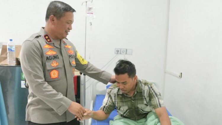 Kapolda Sumut Irjen Pol Agung Setya Imam Effendi jenguk dua personil Dit Resnarkoba Polda Sumut jadi korban penganiayaan saat bertugas menangkap pelaku peredaran narkoba. (Foto Ist)