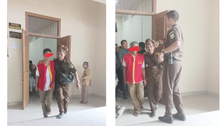 Kedua terdakwa Prancis Marpaung Alias Ancis dan Oloan Albert Manurung alias Pak Agnes saat digiring pegawai pengawal tahanan (Walta) Kejari Siantar usai disidangkan