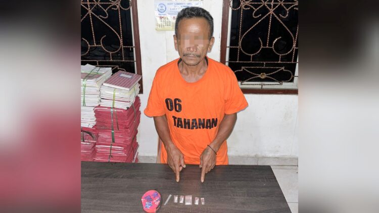 Penjual shabu RS alias Lali dan barang bukti sudah diamankan Sat Resnarkoba Polres Simalungun.