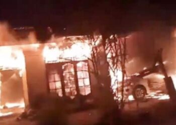 Rumah wartawan bernama Junaidi Marpaung yang diduga dibakar OTK. (Foto Ist)