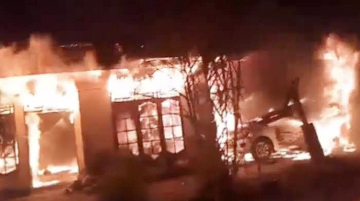 Rumah wartawan bernama Junaidi Marpaung yang diduga dibakar OTK. (Foto Ist)