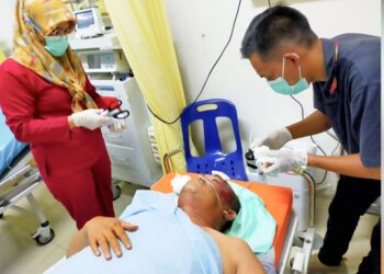 Personil Polsek Perdagangan Aiptu HR Sianipar mendapatkan pengobatan medis RS Umum Pedagangan