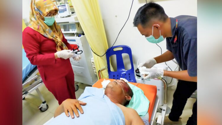 Personil Polsek Perdagangan Aiptu HR Sianipar mendapatkan pengobatan medis RS Umum Pedagangan
