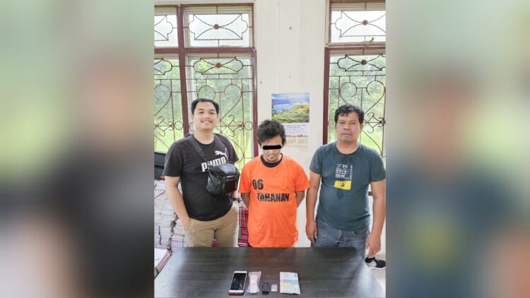 Pelaku EP alias Akong dan barang bukti susah diamankan diruangan Sat Resnarkoba Polres Simalungun