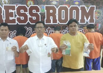 Kasat Resnarkoba AKP JH Pasaribu SH, MH didampingi KBO IPDA Moses Butar Butar SH dan Kanit 1 AIPDA Putra Lima Sormin saat Press Release