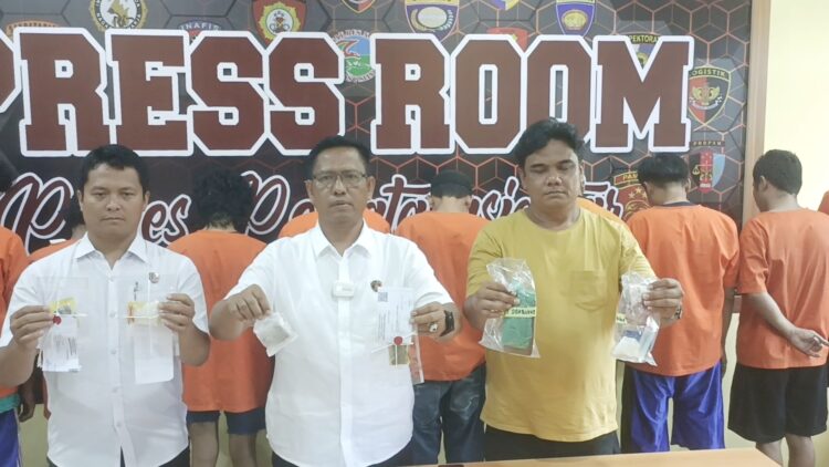 Kasat Resnarkoba AKP JH Pasaribu SH, MH didampingi KBO IPDA Moses Butar Butar SH dan Kanit 1 AIPDA Putra Lima Sormin saat Press Release
