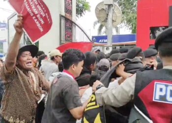 Massa terlibat aksi saling dorong dengan polisi. (Foto Ist)