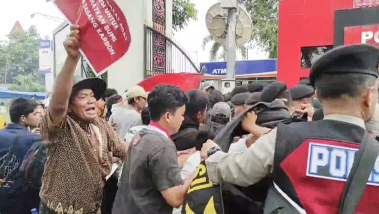 Massa terlibat aksi saling dorong dengan polisi. (Foto Ist)