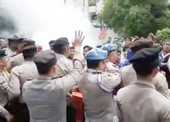 Puluhan mahasiswa yang tergabung di kelompok Cipayung Plus Kota Medan menggelar demontrasi di depan Polrestabes Medan