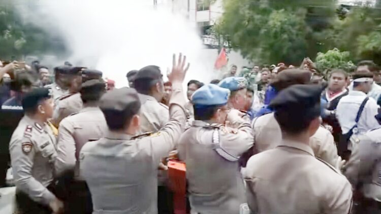 Puluhan mahasiswa yang tergabung di kelompok Cipayung Plus Kota Medan menggelar demontrasi di depan Polrestabes Medan