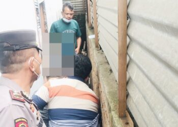 Personil Polsek Siantar Timur saat evakuasi jasas korban Janter Silalahi