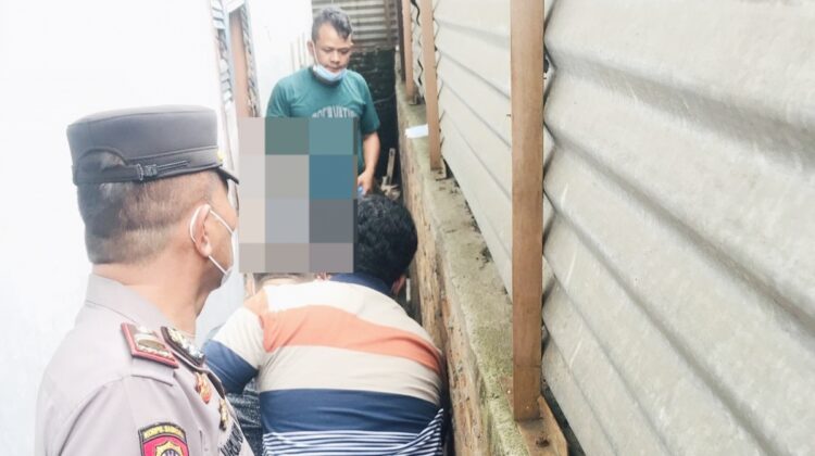 Personil Polsek Siantar Timur saat evakuasi jasas korban Janter Silalahi