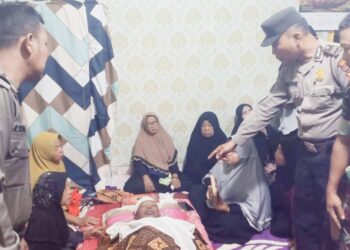 Jasad korban Edi Supratno disemayamkan dirumah duka