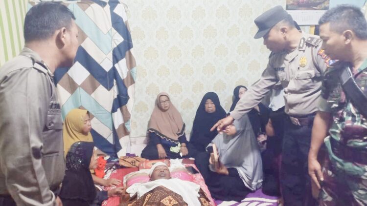 Jasad korban Edi Supratno disemayamkan dirumah duka