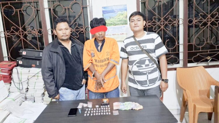 Tersangka Selamat Riadi dan barang bukti