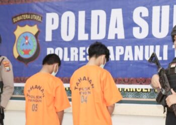 Dua remaja pria yang melakukan pembunuhan seorang sopir di Pantai Kalangan, Kabupaten Tapteng. (Foto Ist)