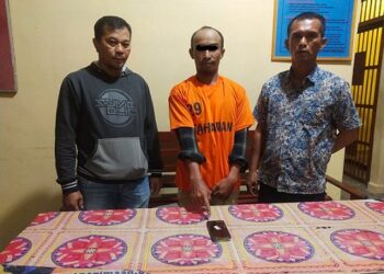 Pelaklu PP diapit Kapolsek Bangun IPTU Esron Siahaan dan anggotanya