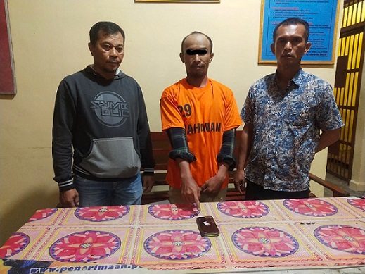 Pelaklu PP diapit Kapolsek Bangun IPTU Esron Siahaan dan anggotanya