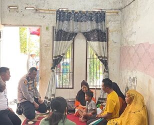 Kapolres Tanjung Balai AKBP Yon Edi Winara SH, SIK, MH melayat kerumah korban