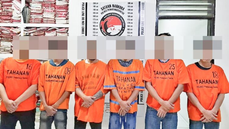 ke enam pelaku narkoba sudah diamankan diruangan Sat Resnarkoba Polres Siantar
