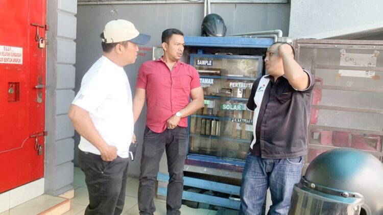 Kanit II Ekonomi IPDA Rudi Setiawan S.Sos laksanakan pengecekan stok ketersediaan BBM di SPBU
