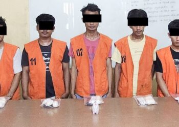 Lima pelaku masih berstatus mahasiswa diamankan di Bandara Kualanamu karena menyeludupkan sabu di anus. (Foto Ist)